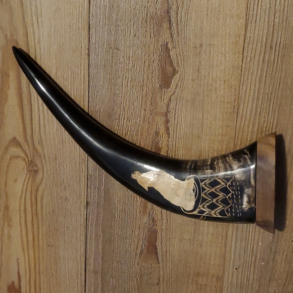 Hand Carved Buffalo Horn, Wolf 15" - Picture 2 of 7
